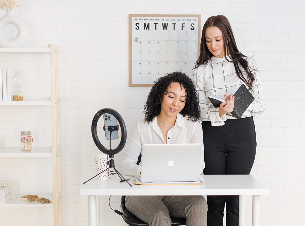 Shopping for your business bestie? Or want to treat yourself? This gift guide will help you find the perfect gift for a business owner!