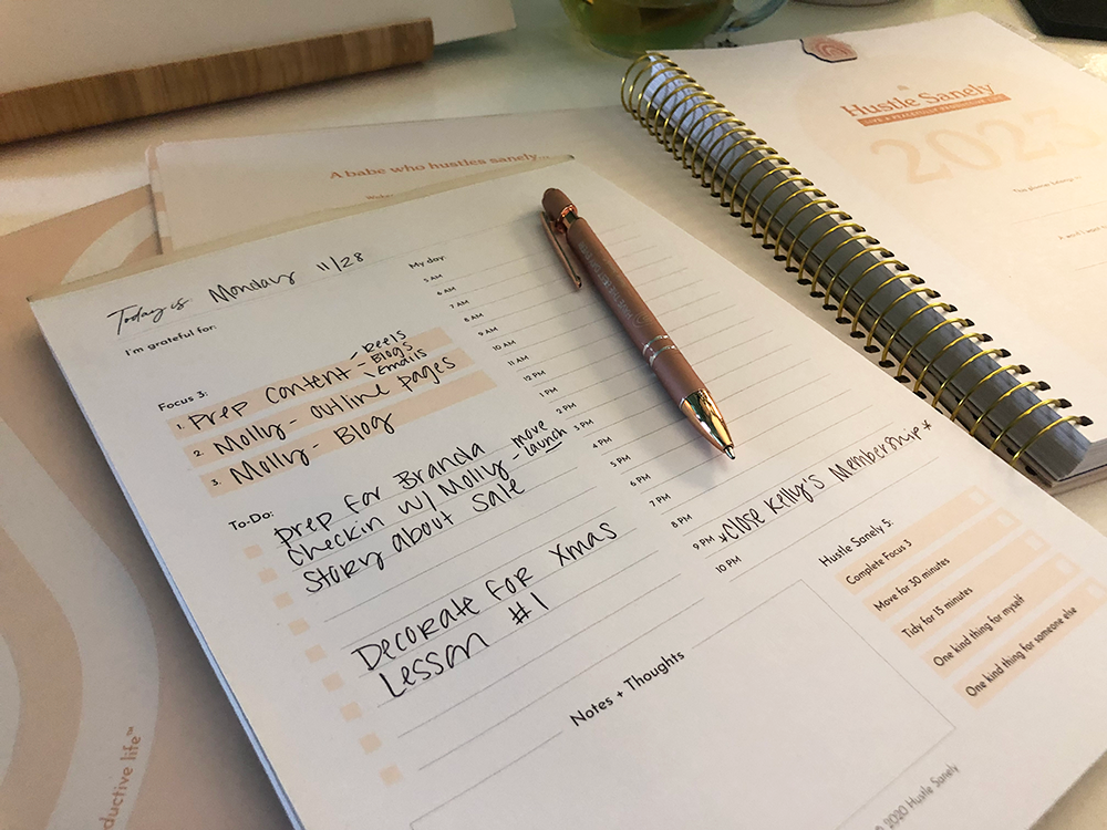 Shopping for your business bestie? Or want to treat yourself? This gift guide will help you find the perfect gift for a business owner!